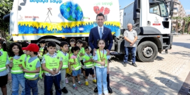 bayraklida-cocuklarin-cevre-resimleri-cop-kamyonlarinda-sergileniyor-2.jpg