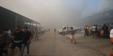 izmir-bucadaki-yangin-otokent-galericiler-sitesine-sicradi-1751210337763.jpg