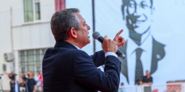 ozgur-ozelden-nazim-hikmete-anlamli-anma-yuruyelim-arkadaslar.jpg