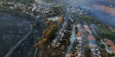 son-dakika-izmirde-evlere-sicrayan-orman-yangininin-hasari-gun-agarinca-ortaya-cikti-1751266492998.j.jpeg