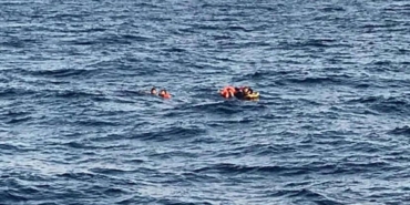 izmir-aciklarinda-suruklenen-lastik-bottaki-3u-cocuk-37-gocmen-kurtarildi-1752928986306.jpg