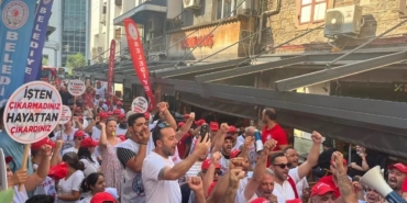 izmir-buyuksehir-belediyesinde-isten-cikartilan-isciler-gunlerdir-eylemde-1752824169111.jpeg