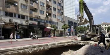 izmirde-dogal-gaz-patlamasi-olduklari-yerde-sarsildilar-1752937543869.jpg