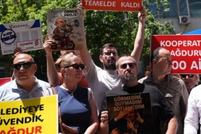 izmirde-kooperatif-magdurlari-belediye-onunde-toplandi-belediyeye-guvendik-magdur-olduk-175137709962.jpeg