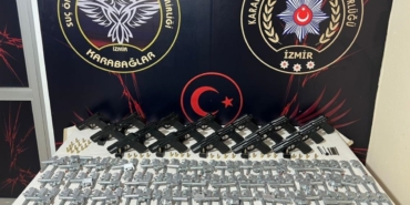 izmirde-silah-ticareti-operasyonu-gizli-bolmelerde-ele-gecirildi-1752574751173.jpg