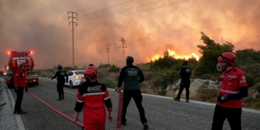 son-dakika-izmirin-cesme-ve-odemis-ilcelerinde-alevlerle-mucadele-orman-yanginlarinda-son-durum-ne-1.jpeg
