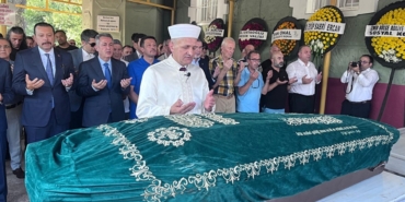 balikesir-merkezli-depremde-olen-kisi-izmirde-defnedildi-1754926278630.jpg