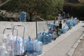 goruntuler-2025-yili-izmirinden-su-icin-cesmede-uzun-kuyruklar-olustu-1756639927533.jpg