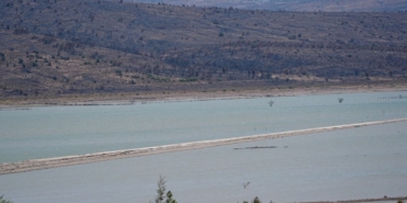 izmir-cesmede-kuraklik-canlari-baraj-kurudu-eski-yol-ortaya-cikti-1754217379472.jpg