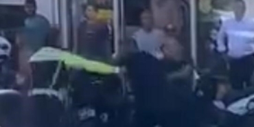 izmirde-akilalmaz-goruntu-polise-tekme-ve-yumrukla-saldirdi-1756126341462.jpg