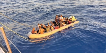 izmirde-batmak-uzere-olan-lastik-bottan-13u-cocuk-43-gocmen-kurtarildi-1755241449747.jpg