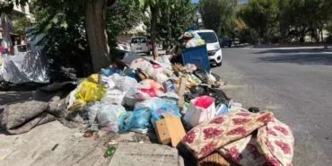 izmirde-bitmeyen-cop-sorununa-isyan-koku-5inci-kata-kadar-cikiyor-biktik-artik-1755596170431.jpeg