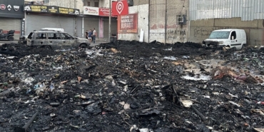 izmirde-cop-biriktirilen-yerde-yangin-faciasi-6-arac-zarar-gordu-1754167096662.jpeg