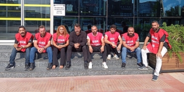 izmirde-karabaglar-belediyesi-iscileri-alacaklarinin-odenmemesi-nedeniyle-is-birakti-1754568961561.j.jpeg