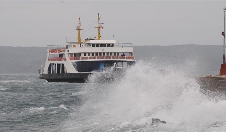 Kuzey Ege’deki feribot seferleri fırtına nedeniyle iptal edildi.