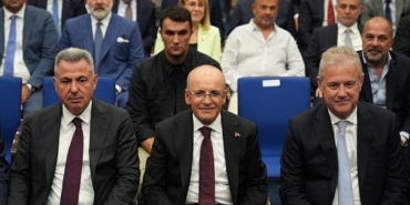 hazine-ve-maliye-bakani-mehmet-simsek-izmirde-is-insanlariyla-bulustu-1757512116883.jpg