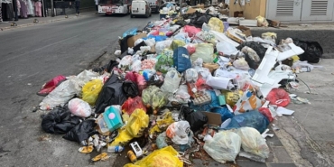 izmir-bucada-yollar-coplerden-kapandi-her-yer-fare-ve-hasere-doldu-1757940787644.jpeg