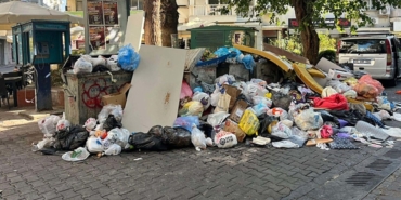 izmir-karsiyakada-neredeyse-tum-hizmetler-durdu-cop-yiginlari-fareler-kotu-koku-1758706344693.jpg