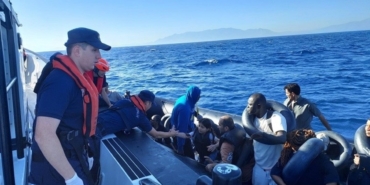 izmir-sularinda-gocmen-hareketliligi-137-gocmen-karaya-cikartildi-1757065050886.jpg