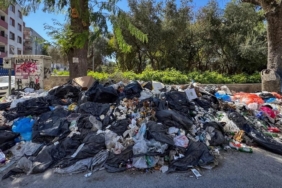 izmirde-esnaf-toplanmayan-coplere-karsi-mazotla-hasere-onlemi-1758716611778.jpeg
