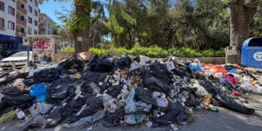 izmirde-esnaf-toplanmayan-coplere-karsi-mazotla-hasere-onlemi-1758716611778.jpeg