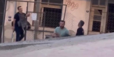 izmirde-hareketli-anlar-rehine-operasyonutabancayla-karisini-vurarak-rehin-alan-sahsi-polis-zorlukla.jpeg