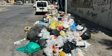 izmirin-karsiyaka-ve-konak-ilcelerinde-vatandaslardan-cop-tepkisi-1757603862209.jpg