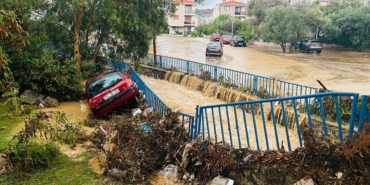 izmirde-saganak-yagis-yollari-gole-cevirdi-1761218860237.jpg