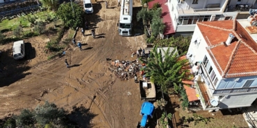 izmirde-sel-felaketi-yasanmisti-focada-izler-siliniyor-1761584104017.jpg