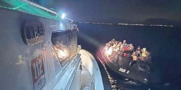izmir-aciklarinda-38-duzensiz-gocmen-kurtarildi-1762970530298.jpeg