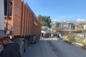 izmirde-chpli-belediyelerin-cop-kavgasi-yolu-kapattilar-1762953758769.jpg