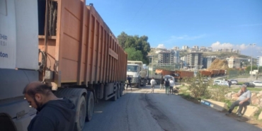 izmirde-chpli-belediyelerin-cop-kavgasi-yolu-kapattilar-1762953758769.jpg