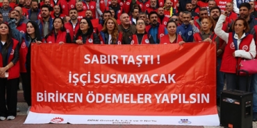 izmirde-haklarini-alamayan-belediye-iscilerinden-oturma-eylemi-1762850945750.jpg
