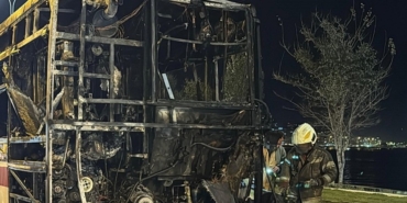 izmirde-yurekler-agza-geldi-yolcu-otobusu-alev-alev-yandi-1763326398645.jpeg