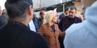 sebnem-bursalidan-izmir-buyuksehire-sert-uyari-atamer-mahallesi-cokuyor-evler-bir-itmeyle-yikilacak.jpeg