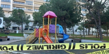 izmirde-cocuk-parkinda-yan-bakma-kavgasi-15-yasindaki-cocuk-olduruldu-1765623731974.jpeg