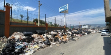 izmirde-cop-krizi-chpyi-karistirdi-ilce-belediyeleri-karsi-cikti-1764740781407.jpeg