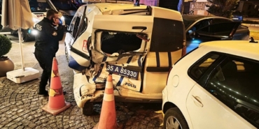 izmirde-direksiyon-hakimiyetini-kaybetti-polis-arabasina-carpti-o-anlar-kamerada-1766931095659.jpeg