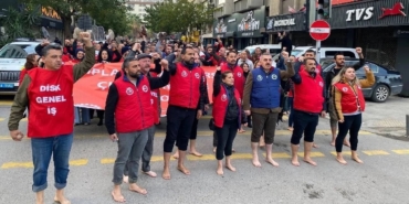 izmirde-haklarini-alamayan-belediye-iscilerinden-ciplak-ayakli-eylem-1765182442315.jpeg