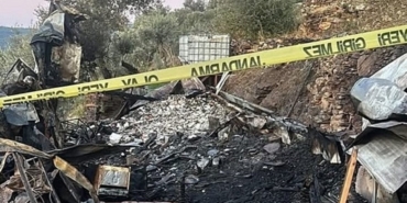 izmirde-kahreden-olay-evde-cikan-yangin-kari-kocayi-ayirdi-1766849530677.jpeg