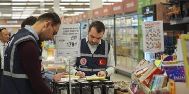 izmirde-marketlerde-fiyat-ve-etiket-denetimi-yapildi-1766830985695.jpeg