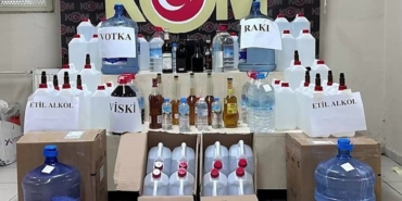 izmirde-yeni-yil-oncesi-operasyon-tonlarca-alkol-ve-tutun-ele-gecirildi-1765447282897.jpeg