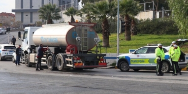 izmirde-zincirleme-trafik-kazasi-1766320118504.jpeg