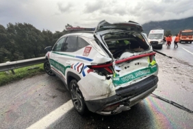 izmirde-zincirleme-trafik-kazasi-2si-jandarma-4-kisi-yaralandi-1764999587402.jpg