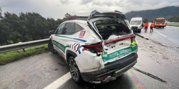 izmirde-zincirleme-trafik-kazasi-2si-jandarma-4-kisi-yaralandi-1764999587402.jpg