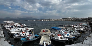 dikilide-firtina-uyarisina-karsi-tekneler-karaya-alindi-tekne-sahipleri-3-yildir-o-projeyi-bekliyor.jpeg