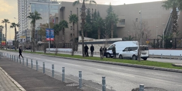 izmir-adliyesi-onunde-supheli-paket-alarmi-ekipler-harekete-gecti-1767686547852.jpg