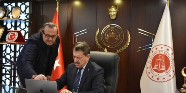 izmir-cumhuriyet-bassavcisi-yeldandan-yilin-kareleri-oylamasi-1767862963815.jpeg