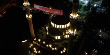 dualar-edildi-saf-tutuldu-izmirde-ramazan-ayinin-ilk-teravih-namazi-kilindi-1771442775904.jpg