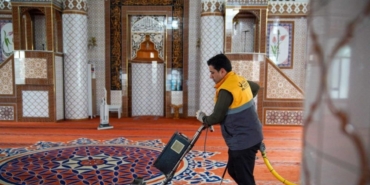 ekipler-kollarini-sivadi-aliagada-ramazan-oncesi-ibadethane-temizligi-1771430846460.jpg